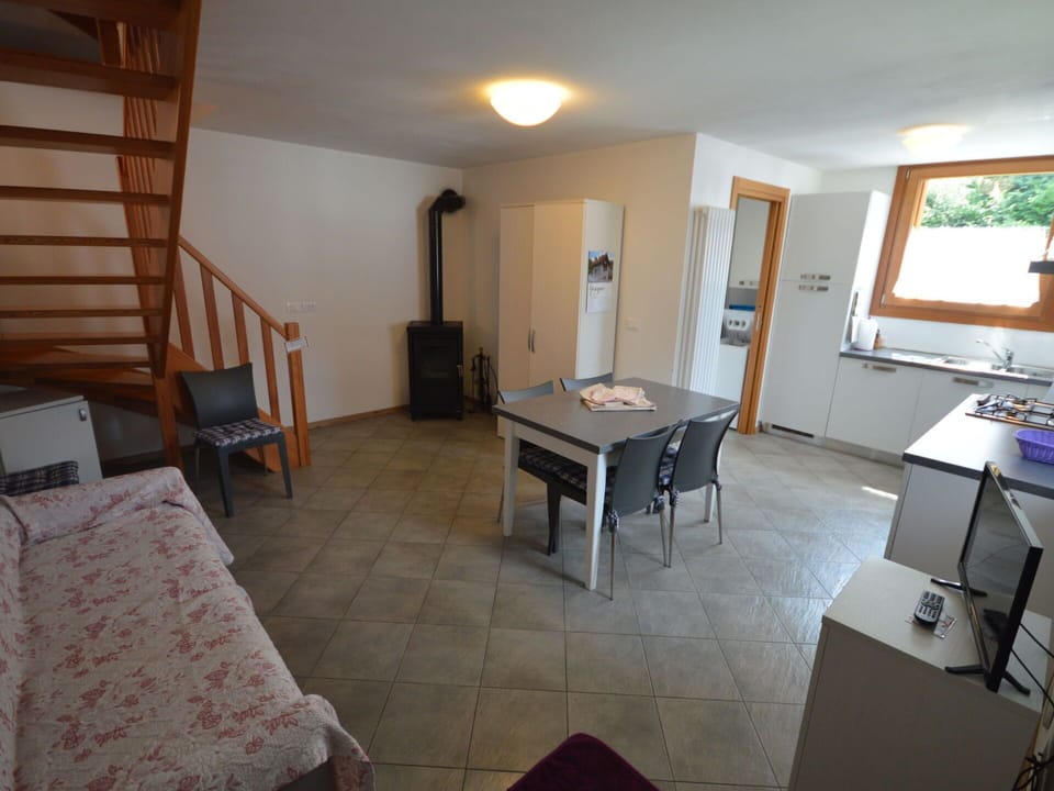 Table, Property, Building, Comfort, Wood, Interior Design, Architecture, Window, Floor, Wall