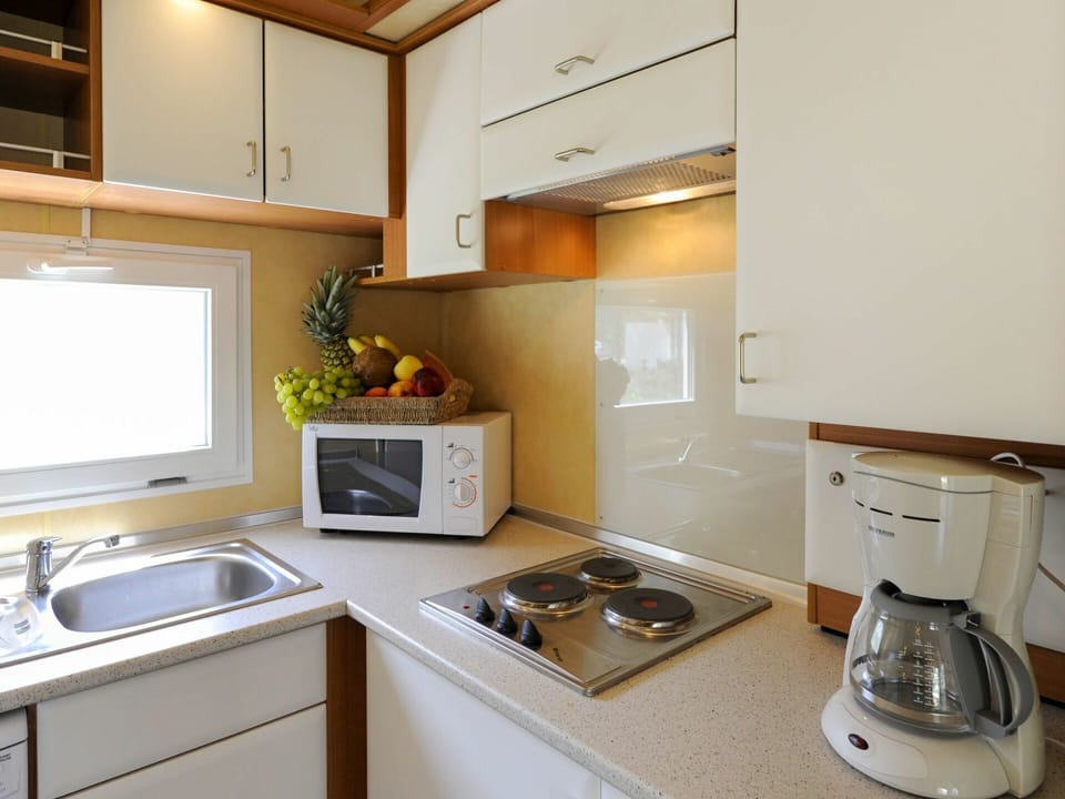 Countertop, Kitchen Sink, Cabinetry, Property, Sink, Kitchen Appliance, Kitchen Stove, Home Appliance, Kitchen, Tap