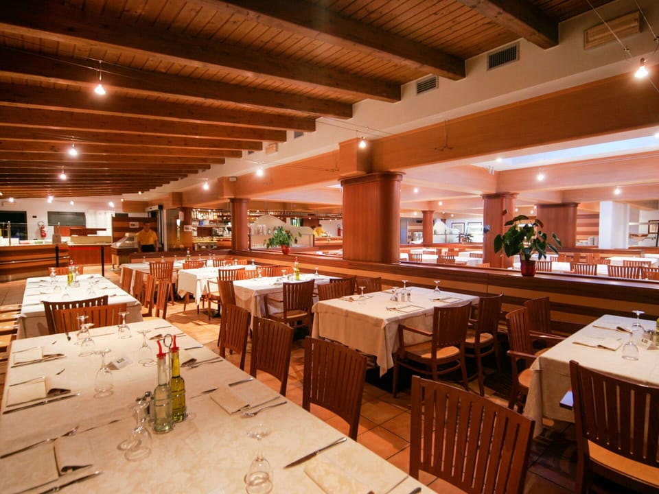 Furniture, Table, Building, Lighting, Interior Design, Chair, Architecture, Wood, Flooring, Ceiling