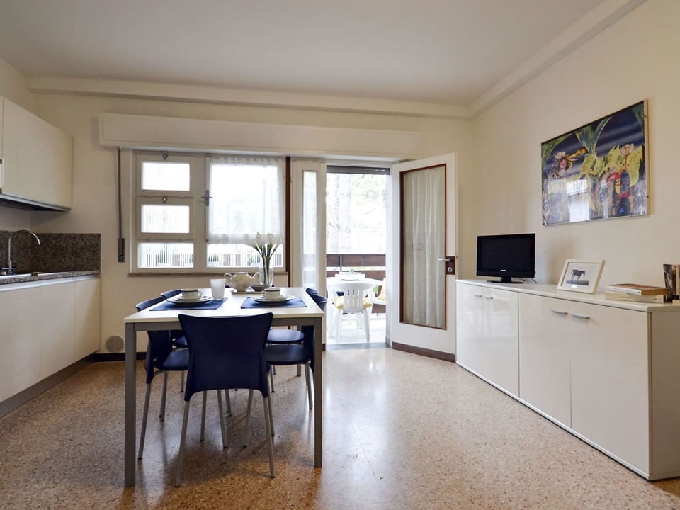 Furniture, Room, Property, Interior Design, Floor, Building, Table, Wood Flooring, Cabinetry, Kitchen