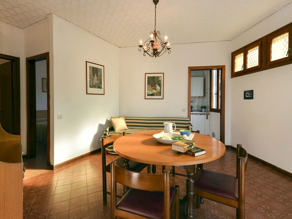 Room, Property, Interior Design, Furniture, Dining Room, Building, Ceiling, Table, Floor, House