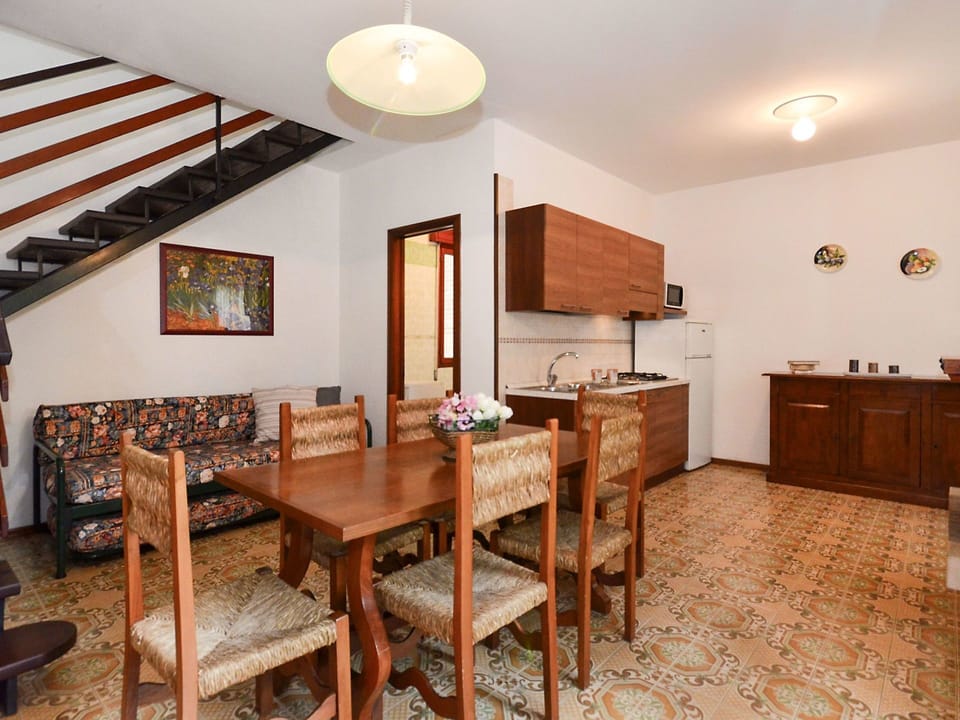 Room, Property, Furniture, Real Estate, Building, Interior Design, House, Table, Ceiling, Dining Room