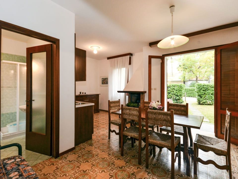 Room, Property, Furniture, Interior Design, Building, Dining Room, Ceiling, House, Floor, Real Estate