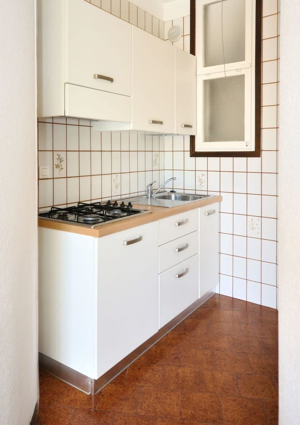Room, Property, Furniture, Cabinetry, Kitchen, Countertop, Interior Design, Tile, Floor, Building