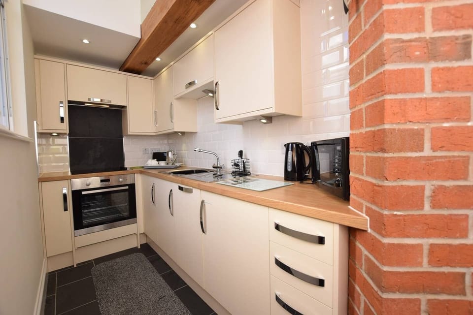 Fully fitted kitchen, built under appliances includin dishwasher
