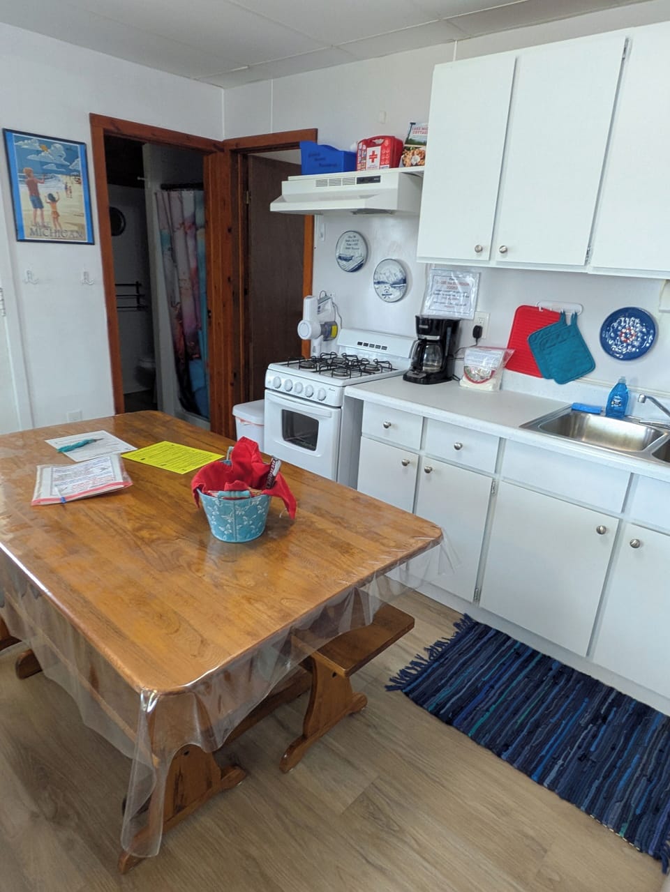 Kitchen is open to the livingroom.