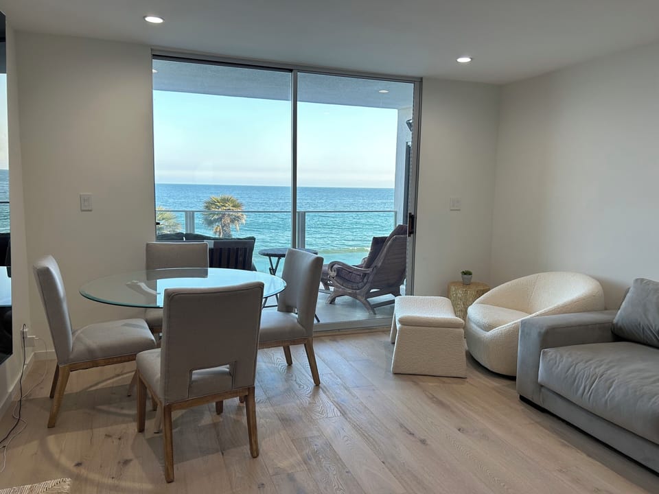 Kitchen table / living room