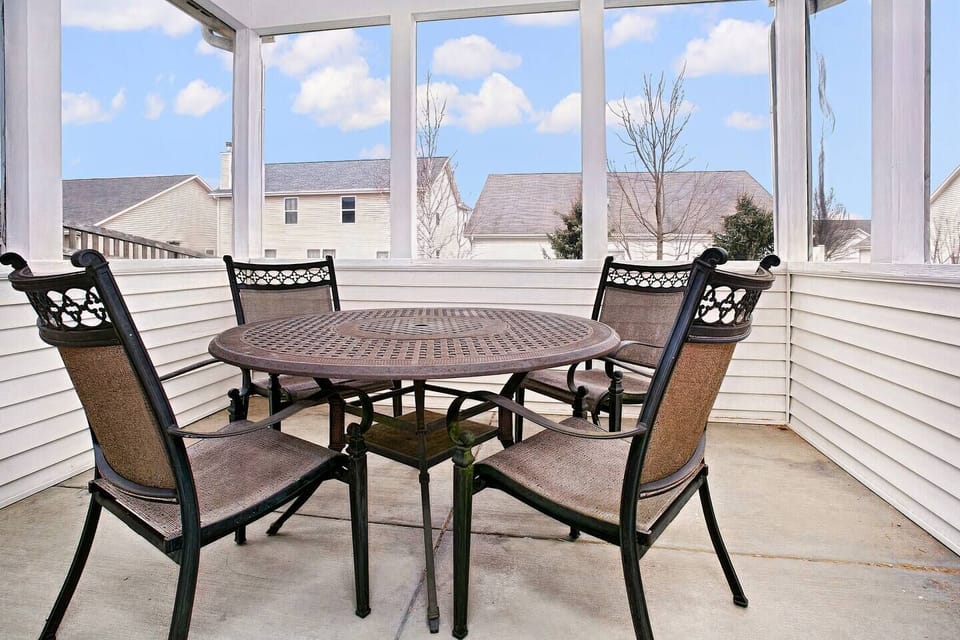 【Patio】☞ Table for four☞ Off the kitchen dining area☞ Roofed ☞ Great outdoor space!