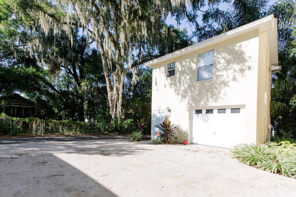 The Loft sits above the garage behind "The Lake Morton Colonial" - Private Entry