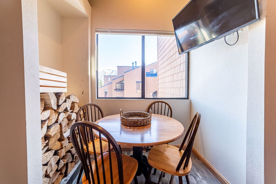 Dining area/Breakfast nook with seating for 4.