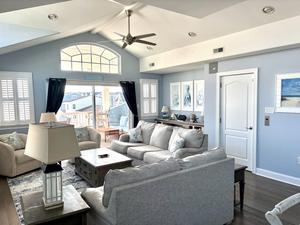 Living room with books to read and board games to play!
