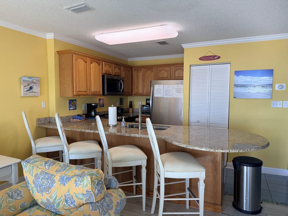 Fully equipped kitchen with 4 counter height barstools