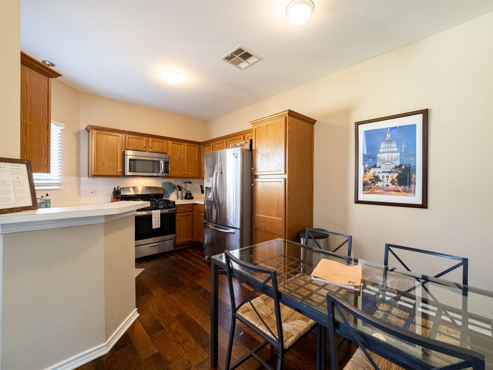 Kitchen & Dining