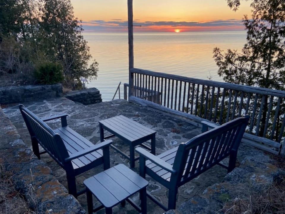 More seating on outdoor patio area on top of stairs leading to water