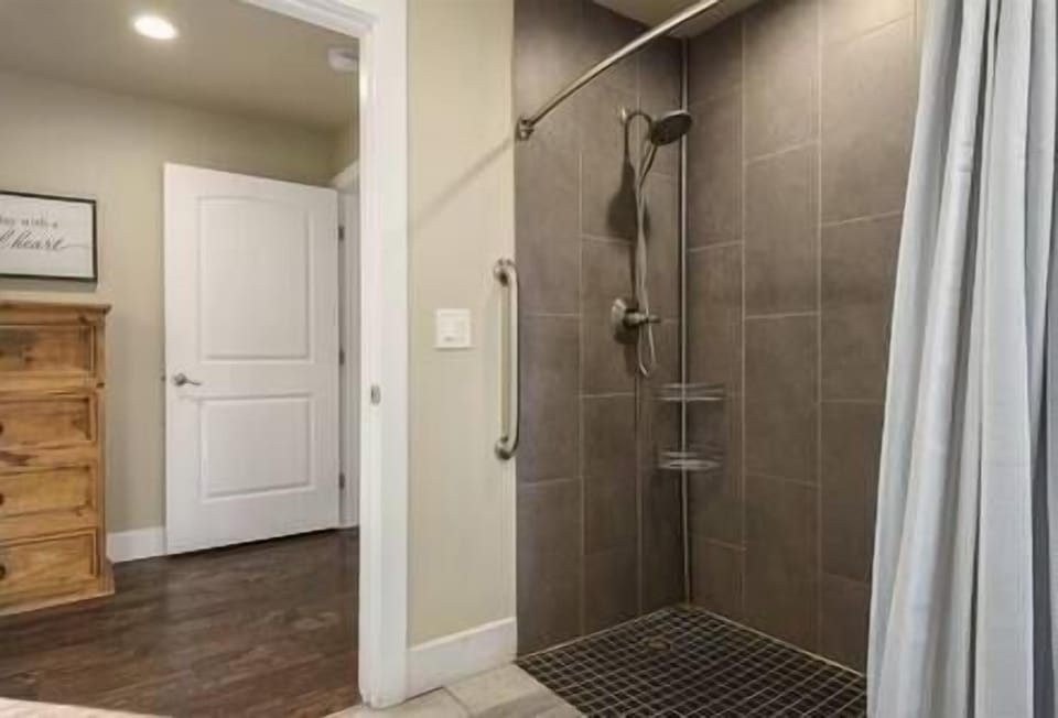 Bathroom 2 (2)