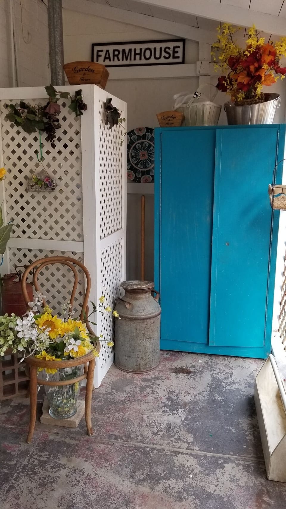 country garden decor in laundry room.