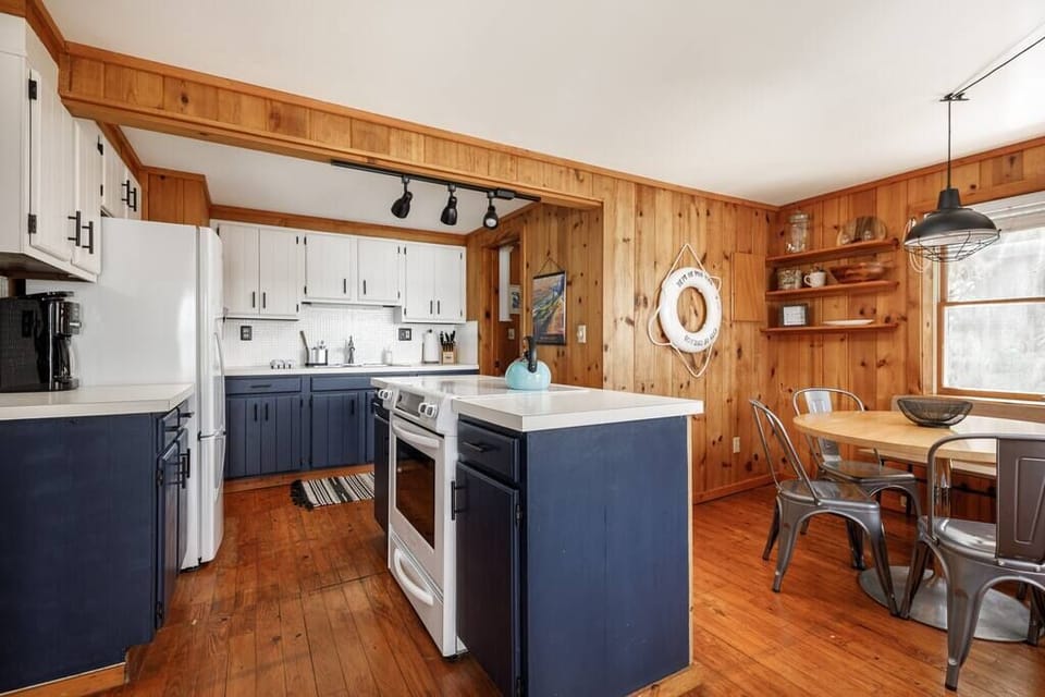 Eat-In Kitchen