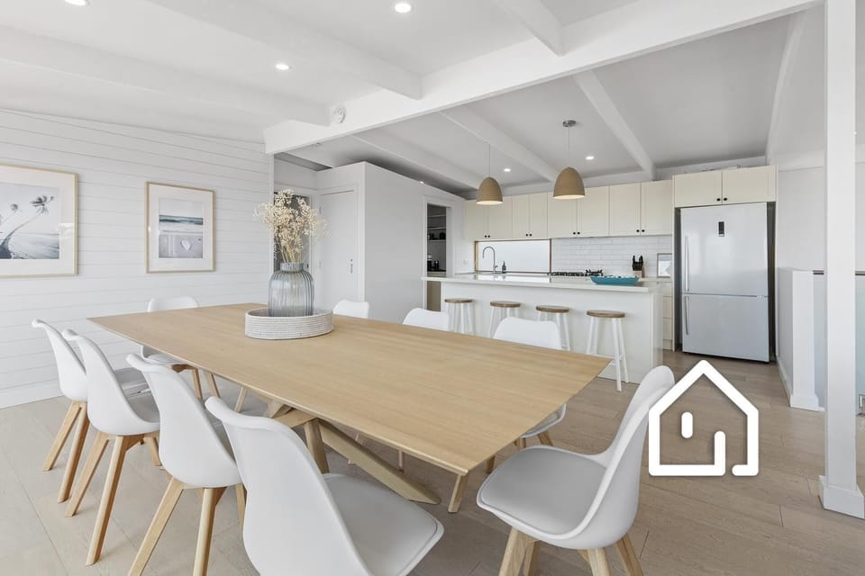 Gourmet kitchen with walk-in pantry, breakfast bar for 4