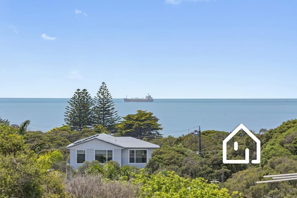 Showcasing panoramic bay views, located centrally between Sorrento & Blairgowrie