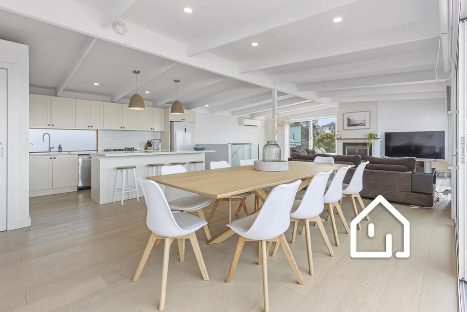 Gourmet kitchen with De Longhi oven and gas cooktop + Vertuo coffee machine