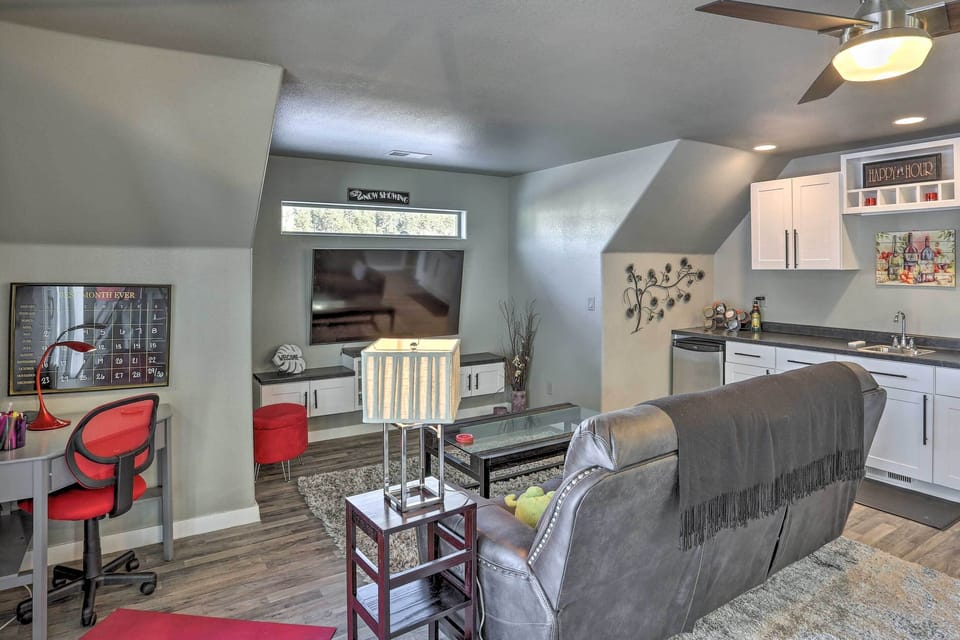 Living Room | Free WiFi | Desk | Central A/C & Heating