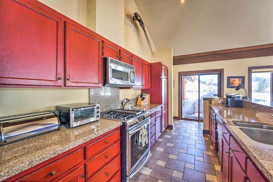 Kitchen | Dishware & Flatware Provided