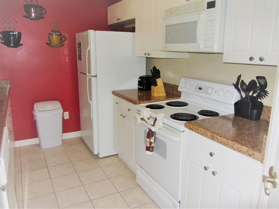 Kitchen showing cooker and fridge/freezer