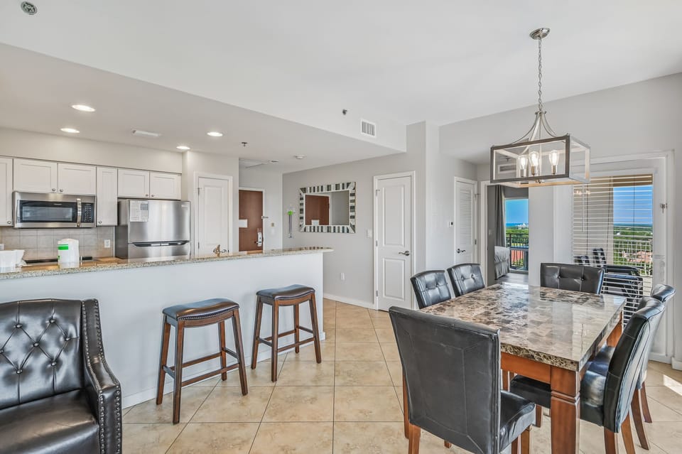 Kitchen with Breakfast Bar
