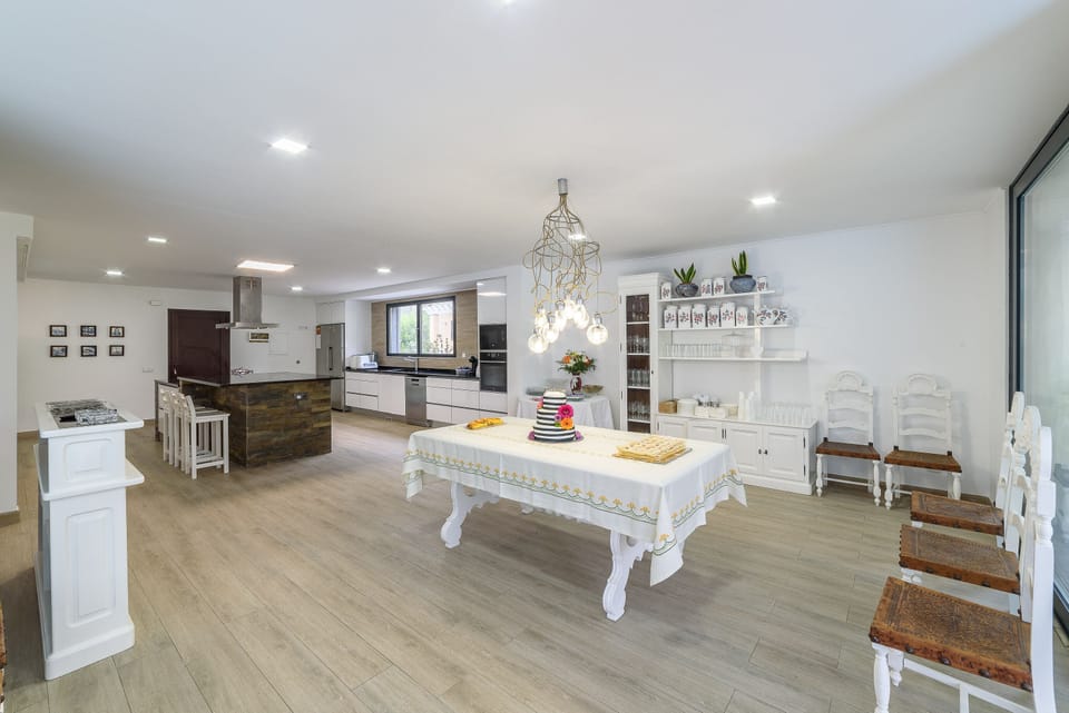 Kitchen breakfast area