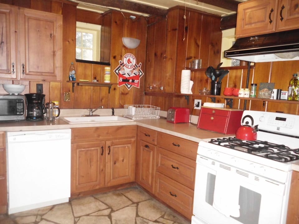Full Kitchen. 