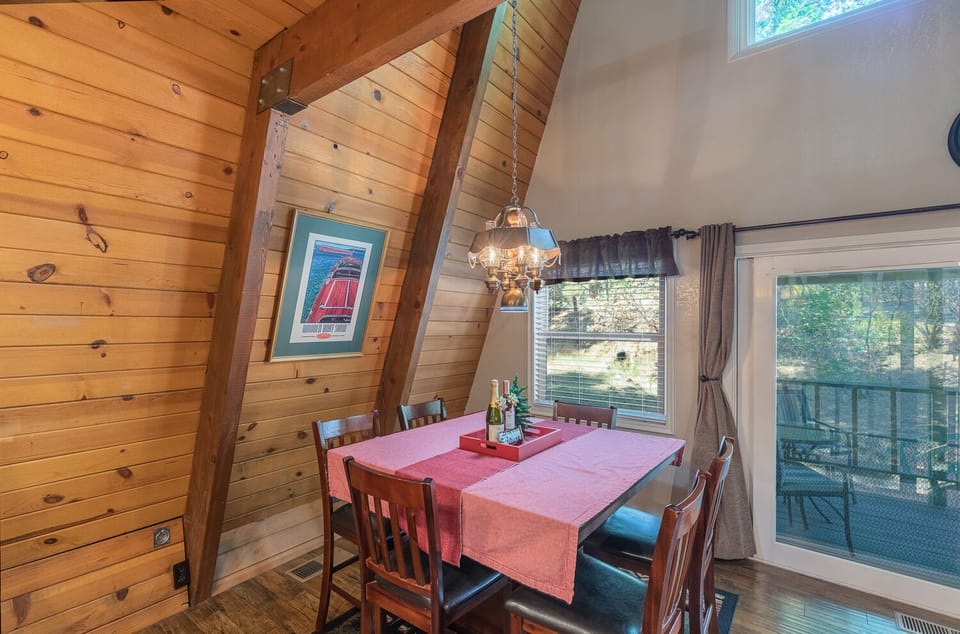 Dining area for up to 6 guests