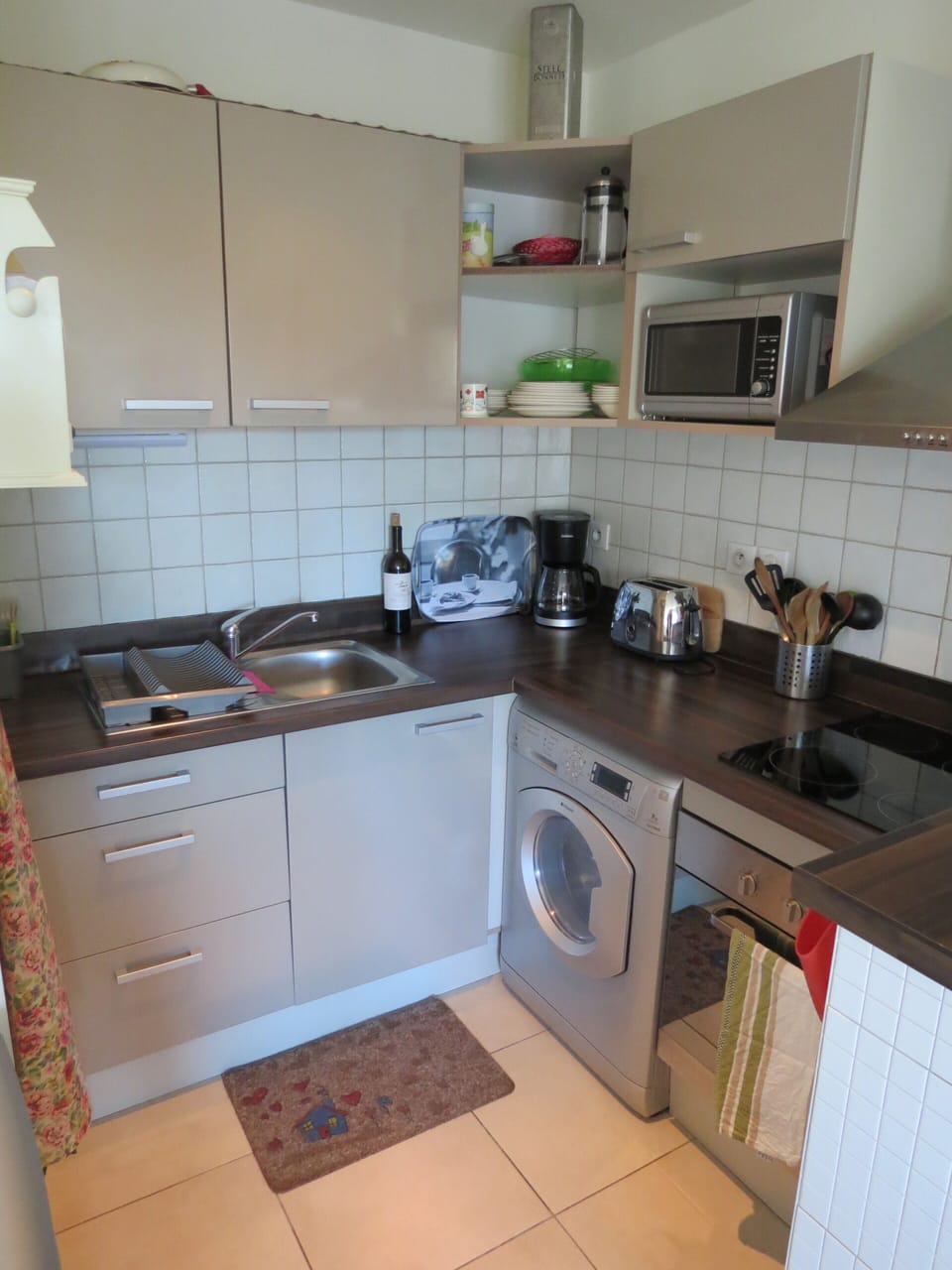 Kitchen with washing machine