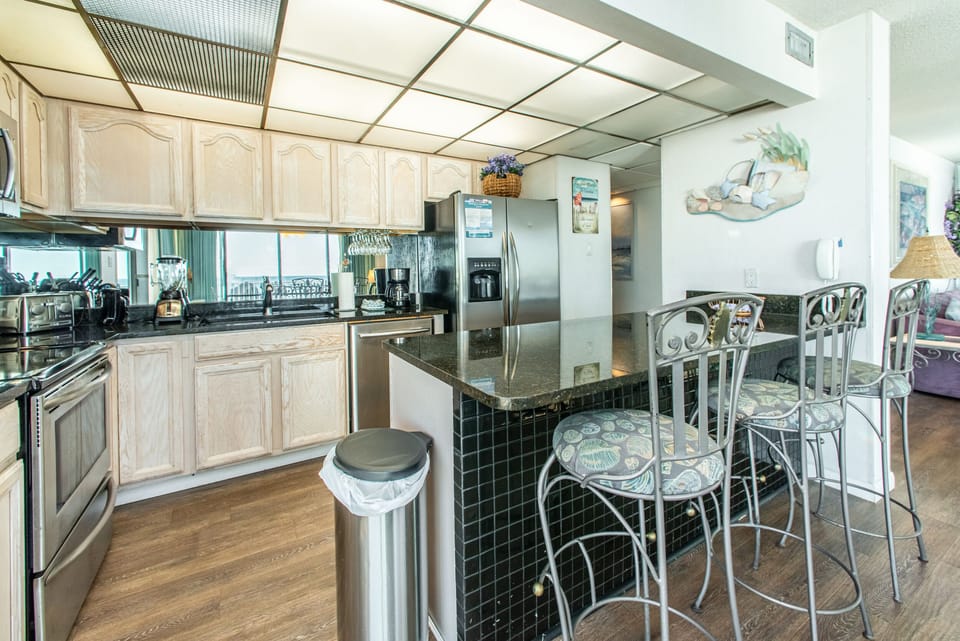 Eat-in bar seats 3