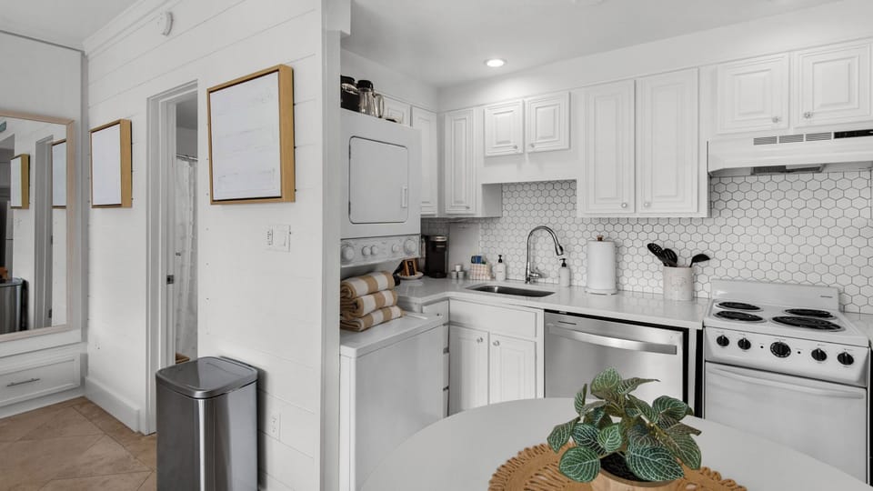 Emerald Hill 23 - Pool Side Studio Kitchen