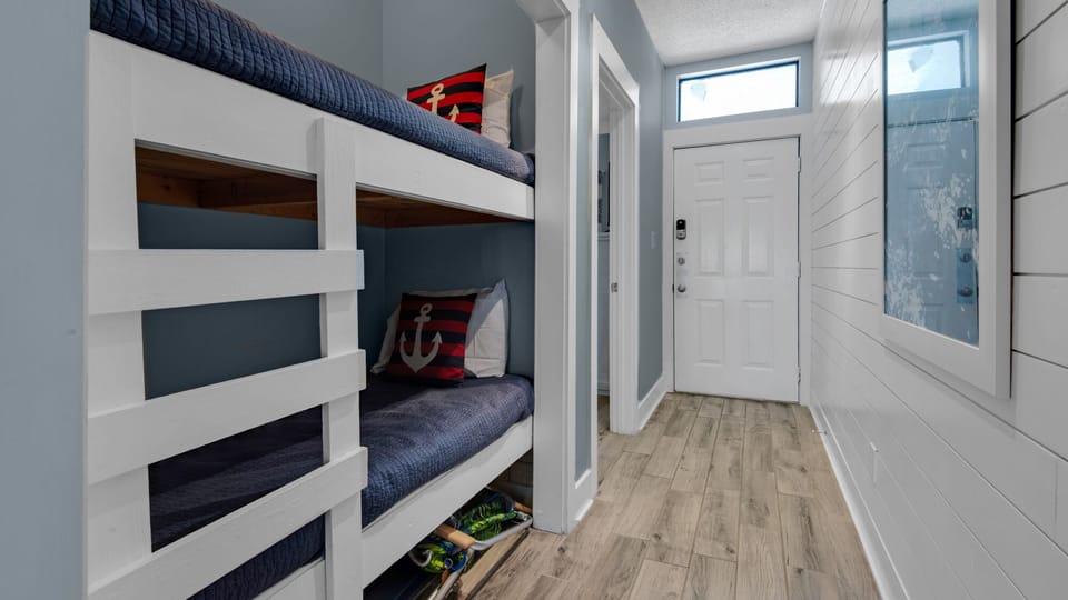 Palms A12 Hallway Bunks