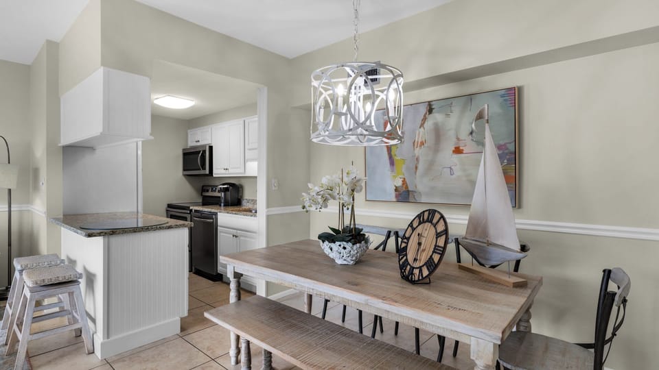 Emerald Hill 27 Kitchen & Dining Area