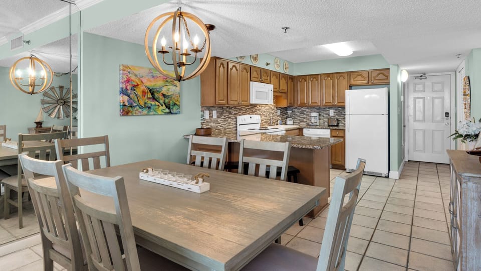 BeachCrest 901 Dining Area
