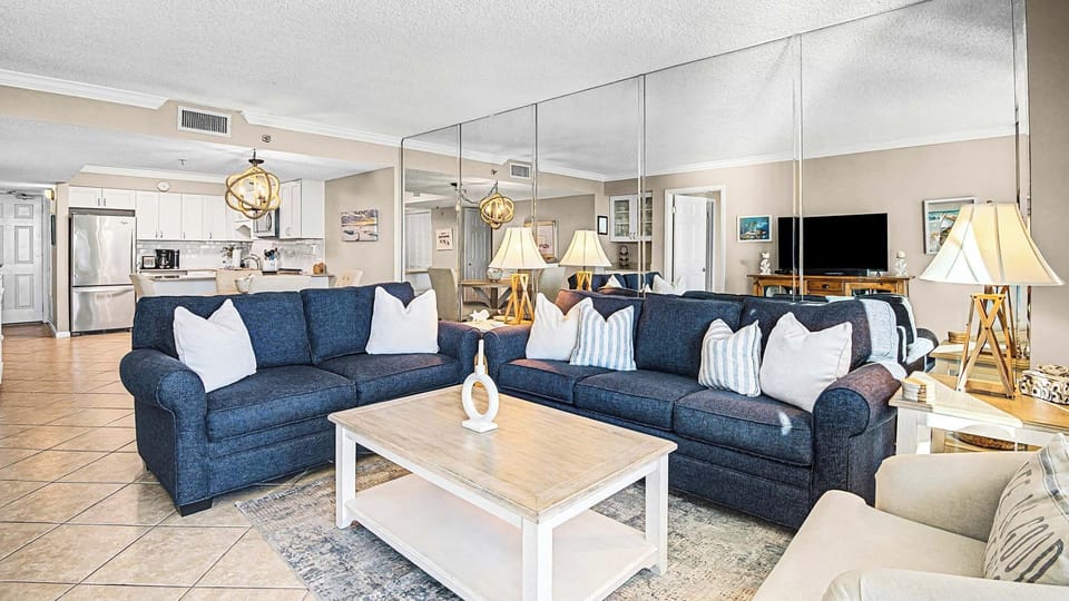 BreachCrest 1102 - Living area