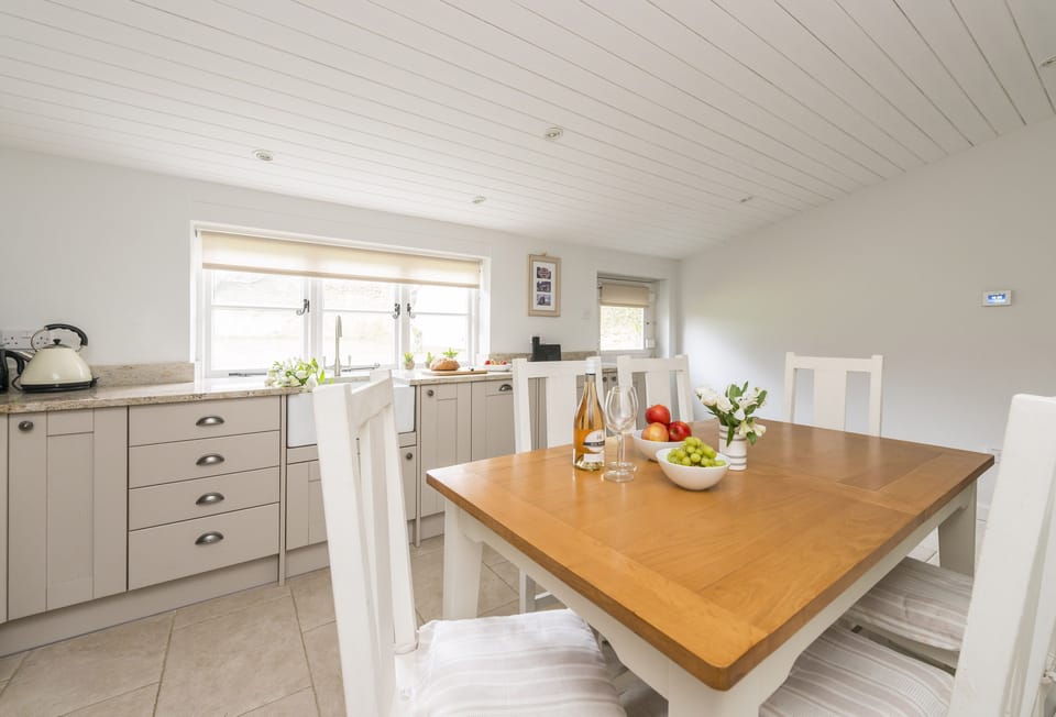 Vicarage Cottage, near Bridport: Dining kitchen with views of the garden