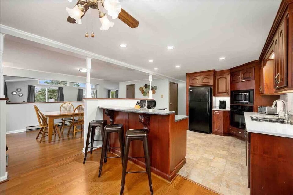Enjoy meals together in the kitchen & dining area