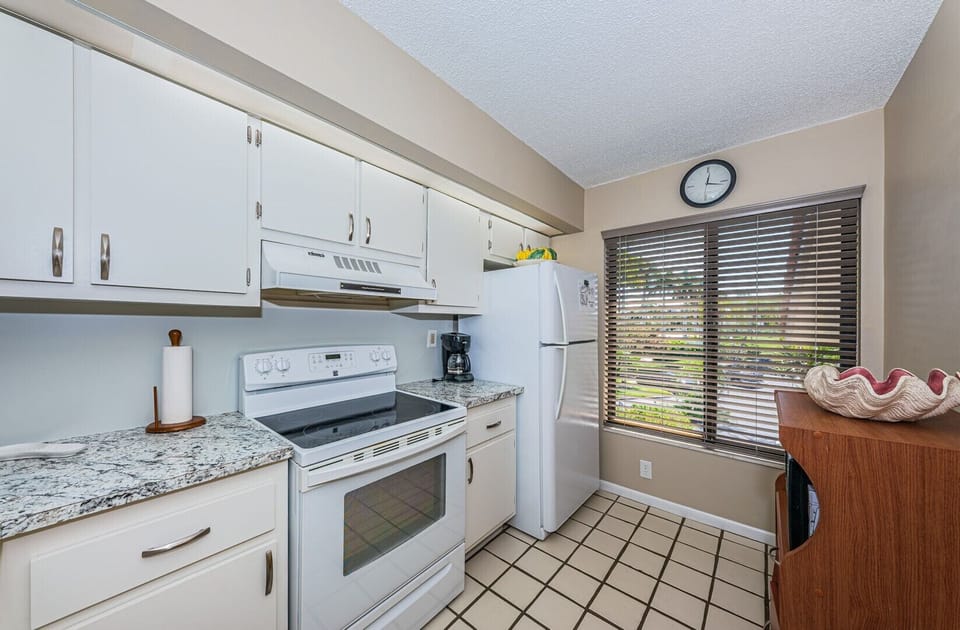 16-web-or-mls-Kitchen 2-5