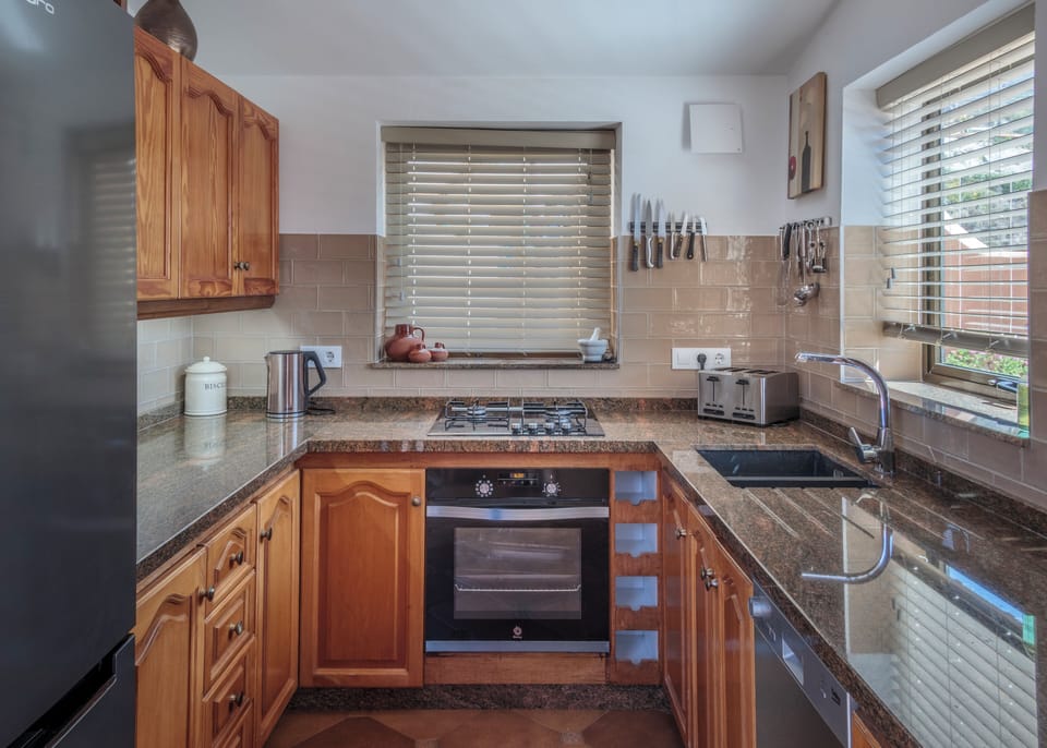 Fully equipped kitchen with granite worksurfaces and all appliances...