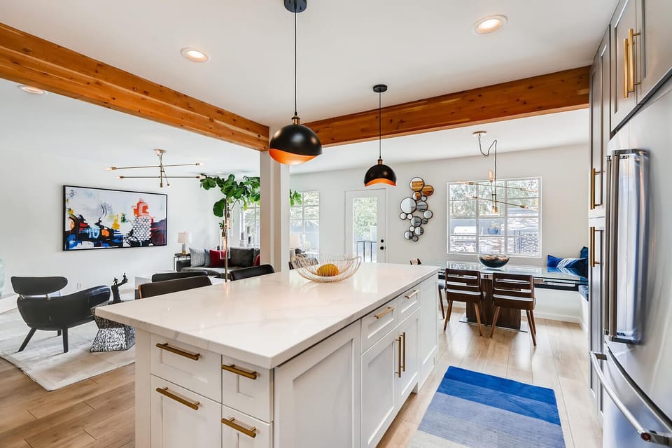 Massive breakfast bar to hang around in the kitchen