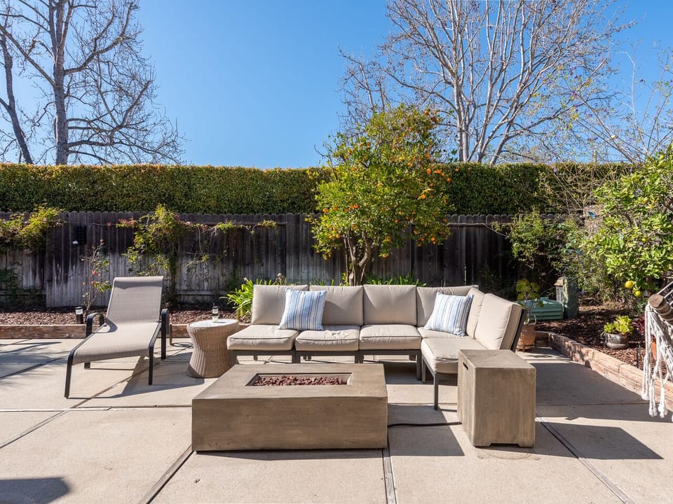 Private patio seating w/fire pit