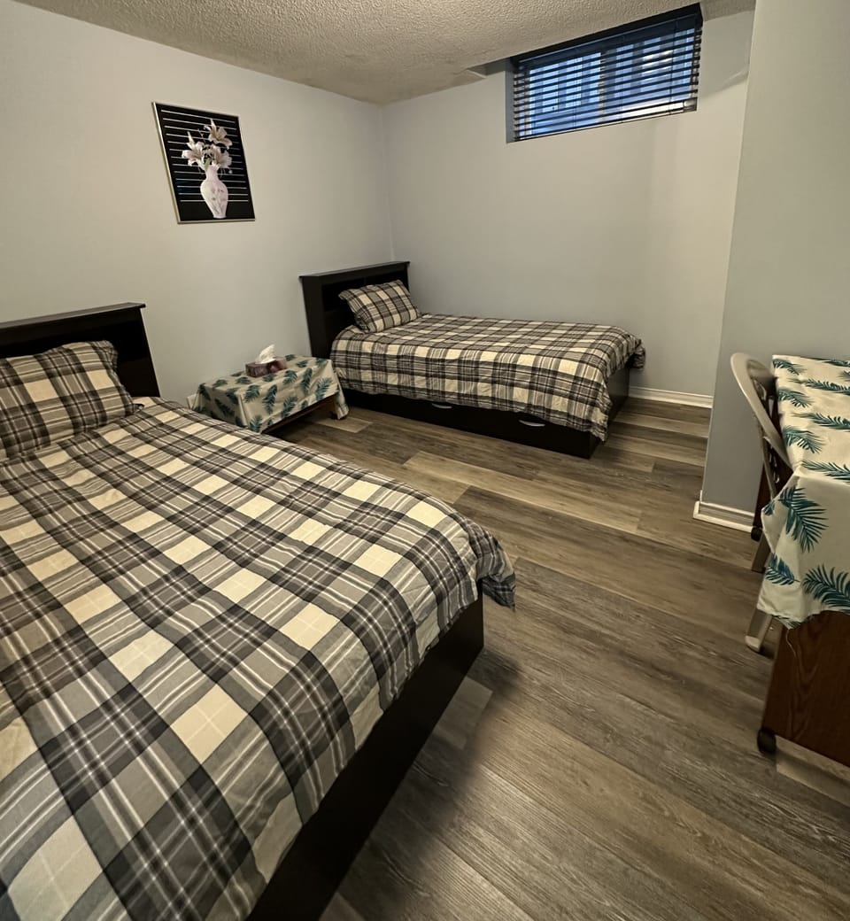 First Bedroom with 2 single beds 