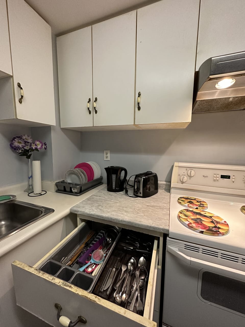 Toaster, kettle, plates and cutlery included.