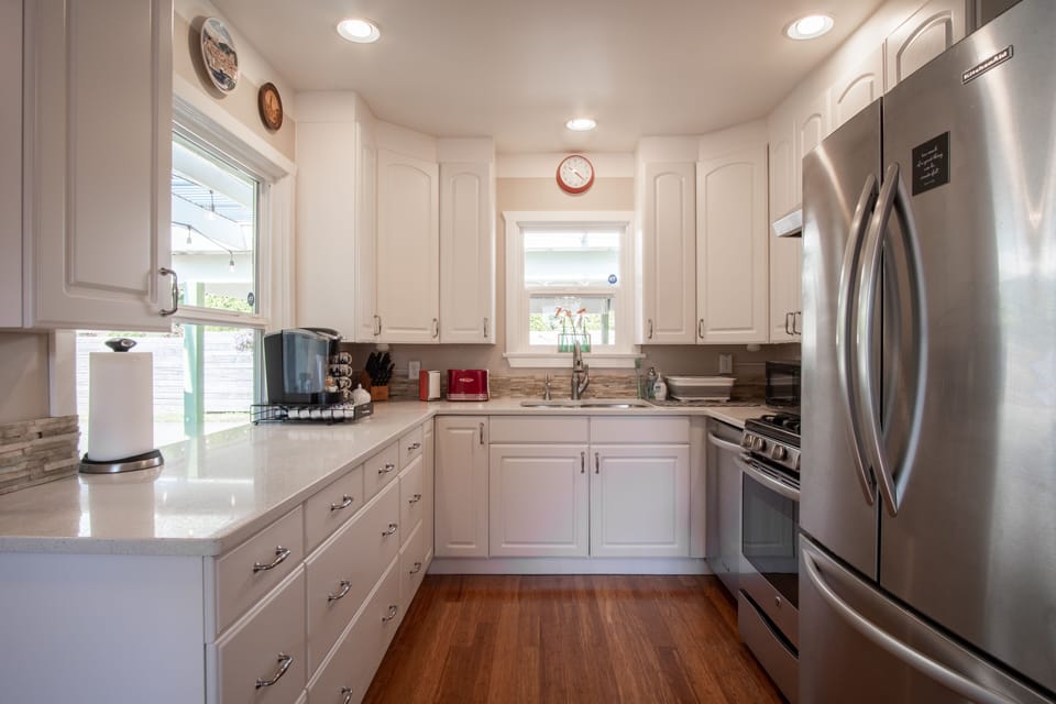 Kitchen- Fully equipped with cooking utensils, plates and cutlery. 