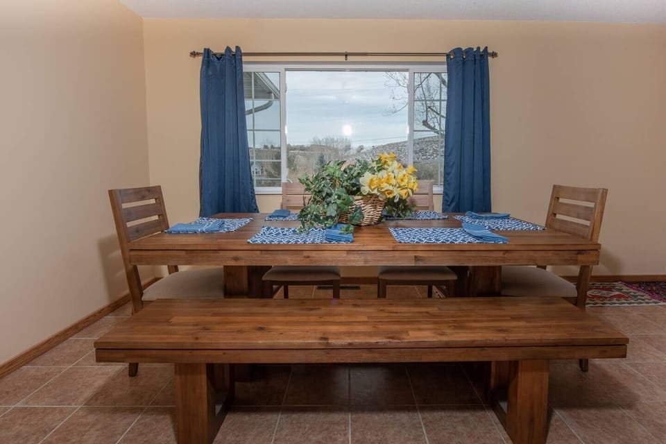 Wind River Place: Dining area adjacent to the kitchen to enjoy your meals together with plenty of seating for all.