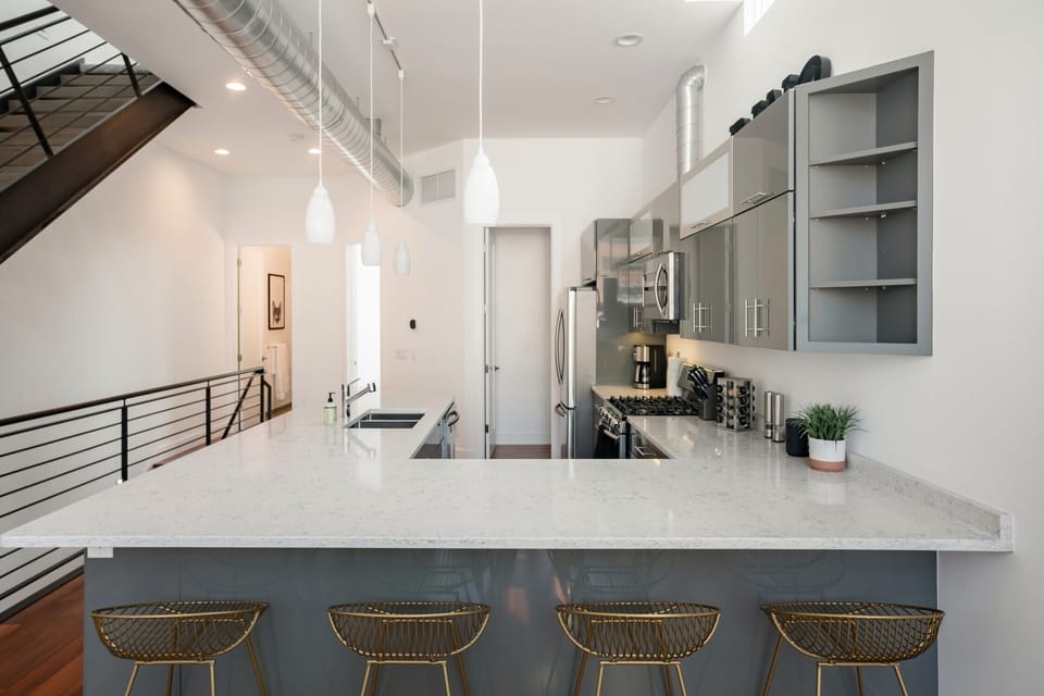 Breakfast Bar & Kitchen