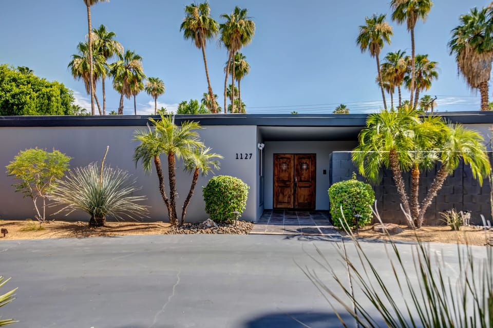 Beautiful location in the heart of Deepwell Estates.  
